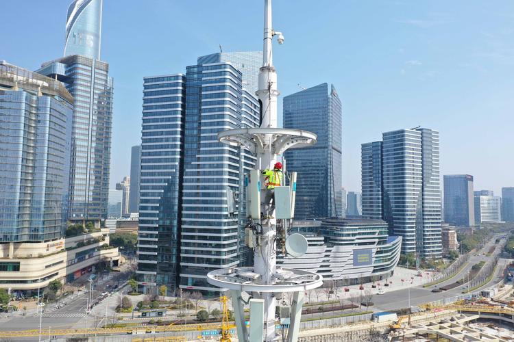 如何为使用 property 工厂创建的类属性添加类型提示